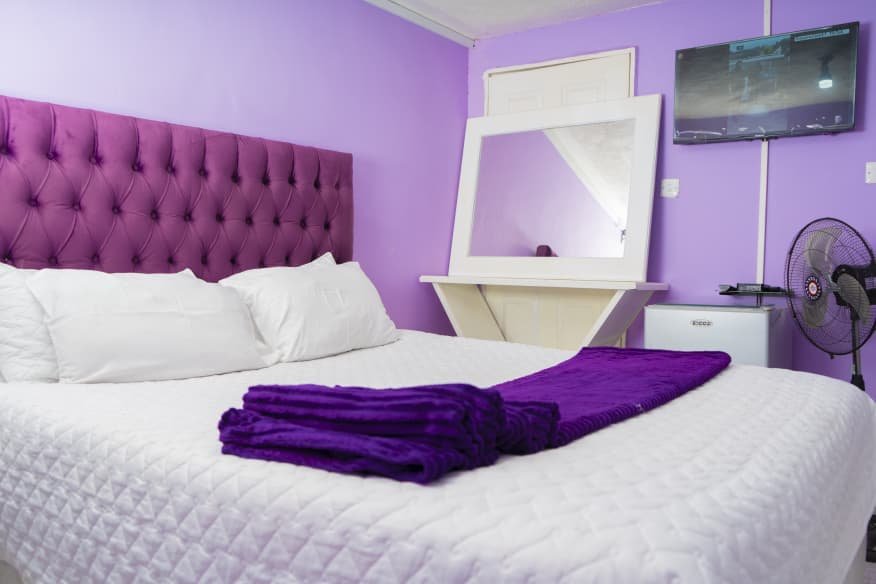 The Purple Room Quiet Private Getaway Hatfield 1 bed BnB